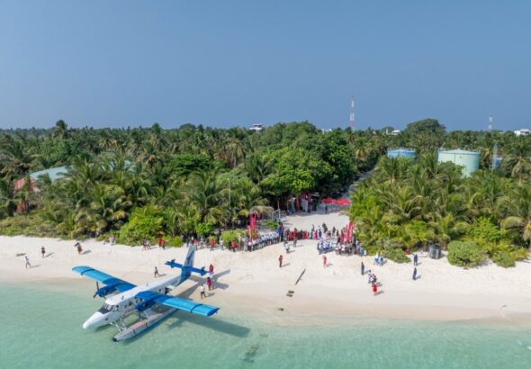 Maldivian seaplane arrives at Thoddoo